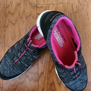 Women's Skechers Slip-on Walking Shoes Size 8.5. NEW PRICE!